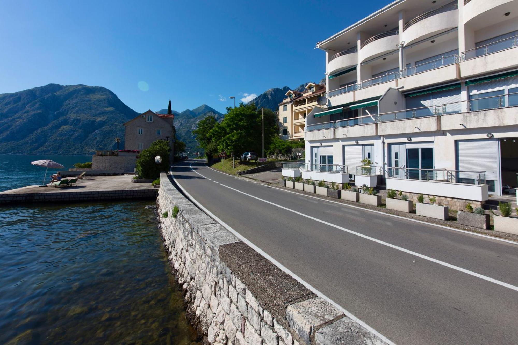 Waterfront Apartments Cattaro Esterno foto