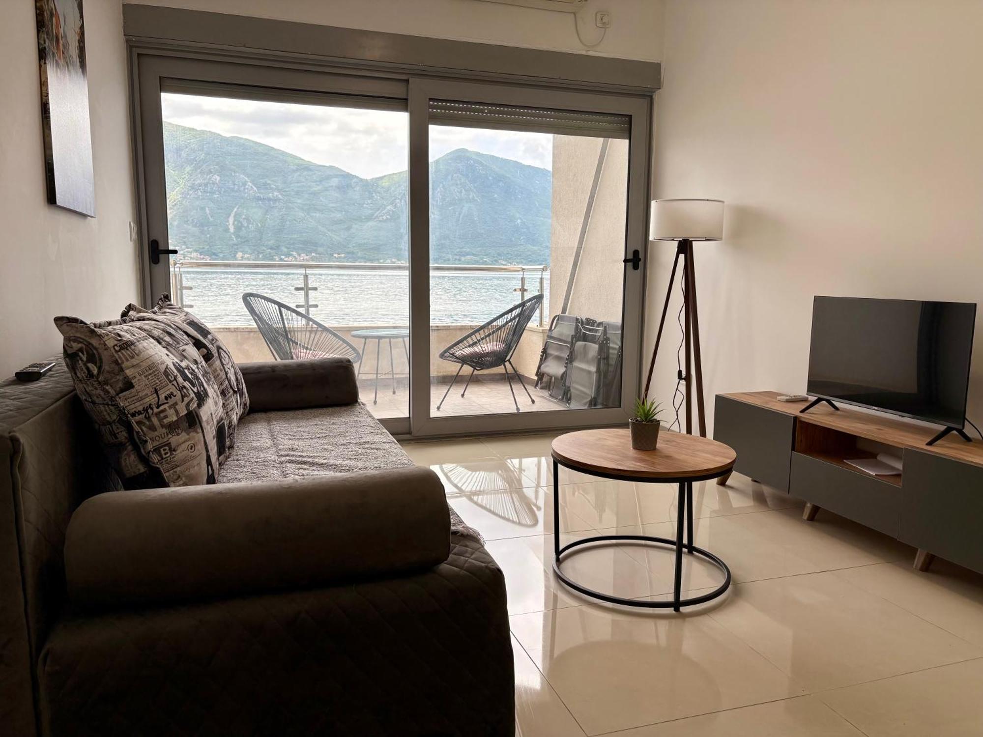 Waterfront Apartments Cattaro Esterno foto