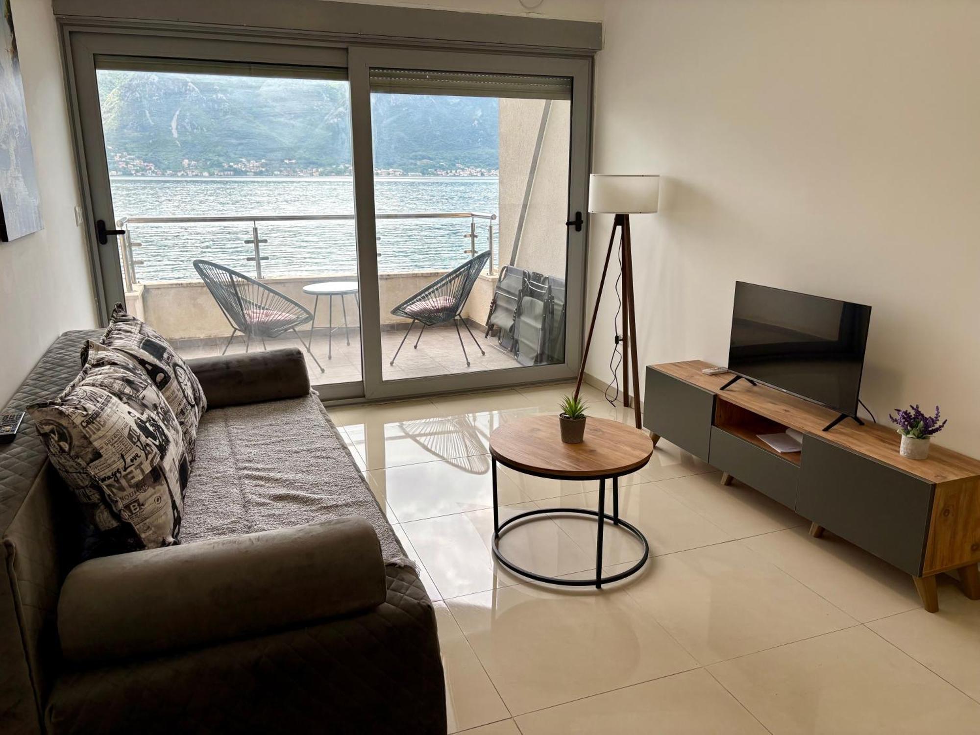 Waterfront Apartments Cattaro Esterno foto